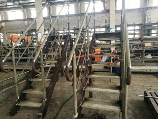 大型鋼結(jié)構(gòu)扶手樓梯焊接